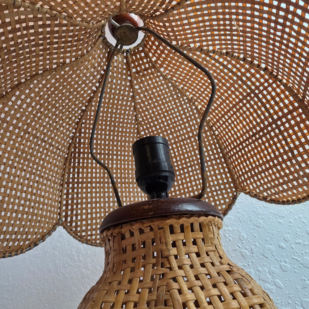 Vintage Wicker Rattan & Wood Table Lamp Scallop Shade Woven Boho Beachy Coastal - Picture 5 of 9